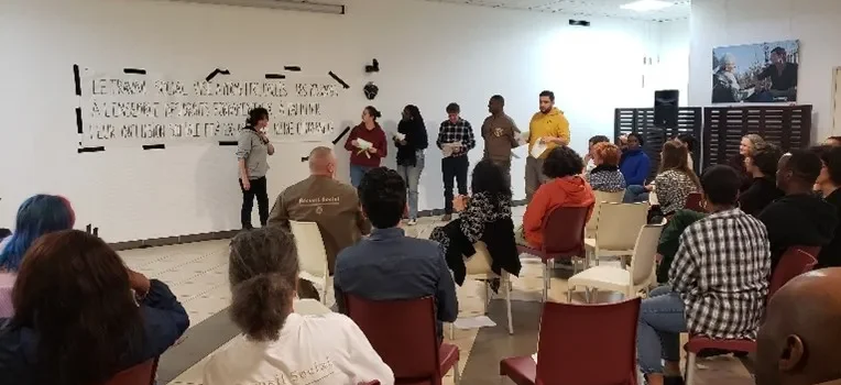 Le social brû(il)e, le théâtre pour faire briller le travail social