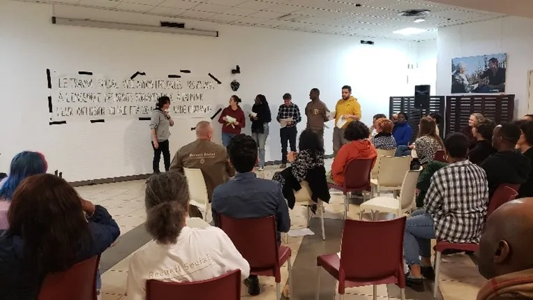 Le social brû(il)e, le théâtre pour faire briller le travail social
